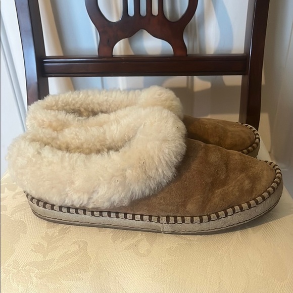 UGG women’s Cozy Brown and Cream Slippers slip-on shoes size 8 - Picture 2 of 8